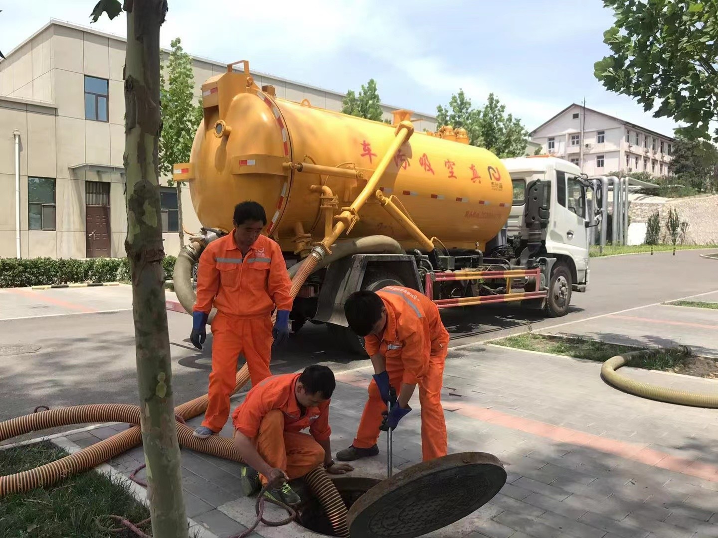 罗平管道疏通车停在窨井附近