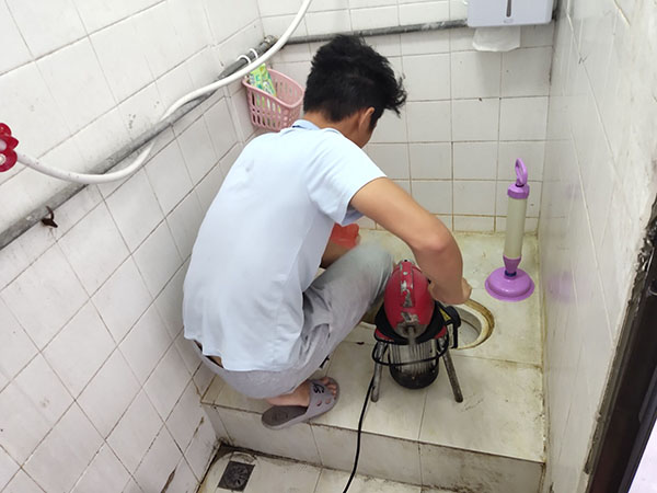 罗平管道堵塞冒臭气 专业师傅现场解决问题