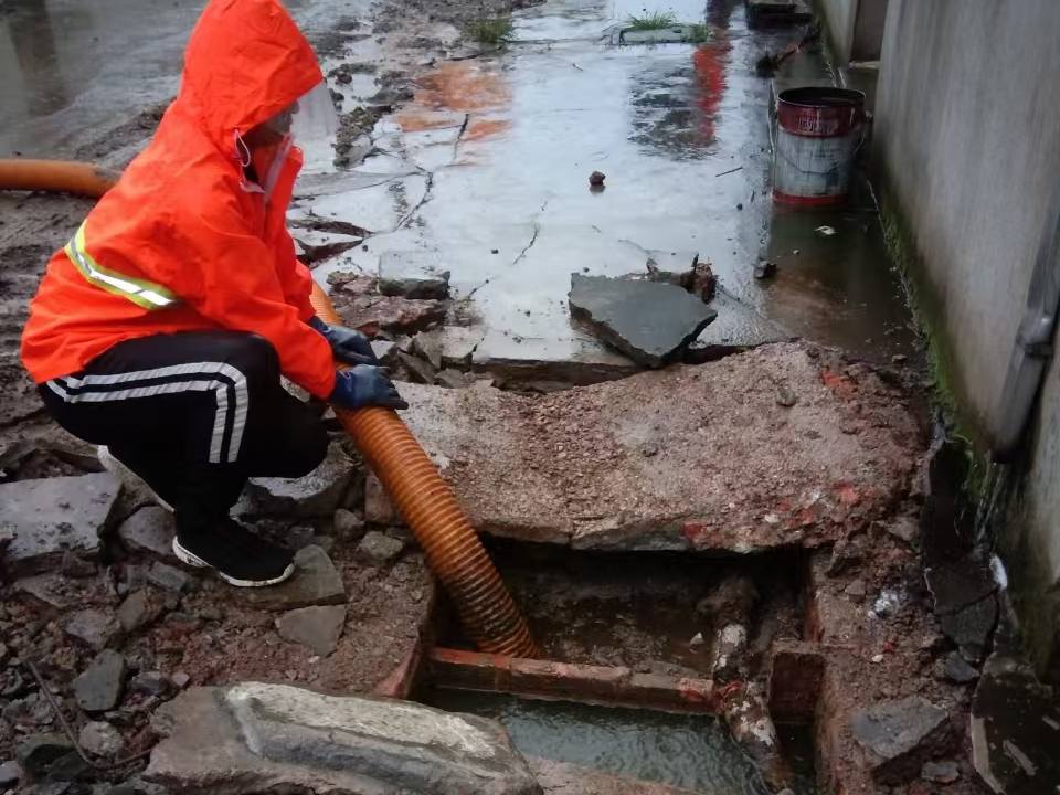 罗平专业清理污水池 炜誉市政以规范流程守护城市 “肠道”