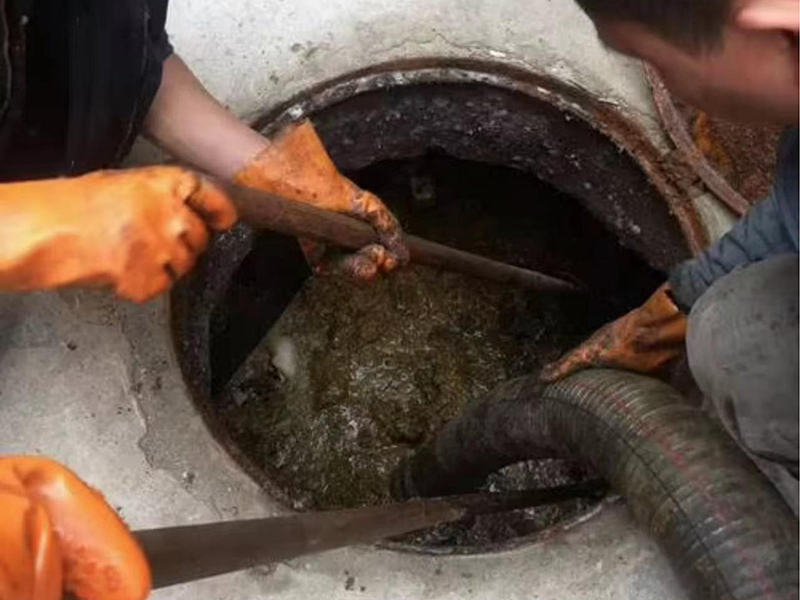 罗平清理化粪池时如何避免沼气的危害？